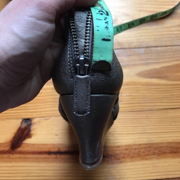 Eileen Fisher Silver Chrome Strappy Wedges, EUC, 7.5 - Picture 7 of 10